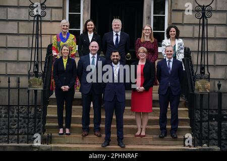 ÜBERTRAGUNG EINES BILDAKTUALISIERUNGSPROFILS Neugewählter erster Minister von Schottland Humza Yousaf (Mitte) mit seinem Kabinett (von links nach rechts) in der hinteren Reihe Angela Constance, Sekretärin für Justiz und Inneres, Mairi McAllan, Sekretär für Net Zero und gerechten Übergang, Angus Robertson, Sekretärin für Verfassung, Auswärtige Angelegenheiten und Kultur, Shirley-Anne Sommerville, Minister für soziale Gerechtigkeit und Mairi Geougeon, Minister für Angelegenheiten des ländlichen Raums, Landreform und Inseln. Erste Reihe Jenny Gilruth, Secretary for Education and Skills, Neil Gray, Secretary for Wellbeing, Economy, Fair Work and Energy, Shona Stockfoto