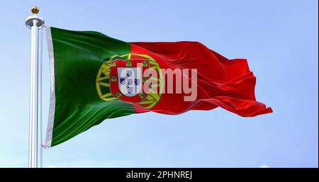 Die portugiesische Nationalflagge wehte im Wind an klaren Tagen. Die Portugiesische Republik ist ein Mitgliedstaat der Europäischen Union. Rendern der 3D-Darstellung. Gewellt Stockfoto