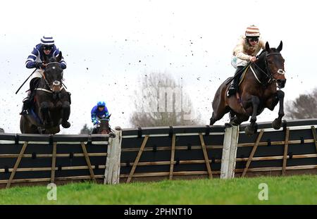 Broadway Boy geritten von Jockey Jordan Nailor (rechts) auf dem Weg, die Premier League-Angebote für rhino.bet Handicap Hürdle zu gewinnen, mit Jubilee Express geritten von Jockey Sam Twiston-Davies Zweiter auf der Market Rasen Racecourse, Lincolnshire. Bilddatum: Mittwoch, 29. März 2023. Stockfoto