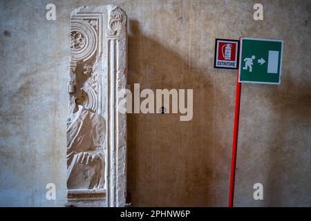 Relief-Fragment, unidentifizierter heiliger, zugeordnet zu Donatello, c 1450, im Salvatore Romano Foundation Museum, Florenz Stockfoto