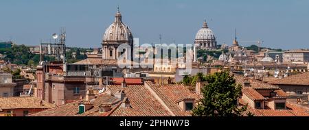 Luftaufnahme im Bannerformat auf das historische Zentrum von Rom, Italien, vom Dach der Altare della Patria Stockfoto