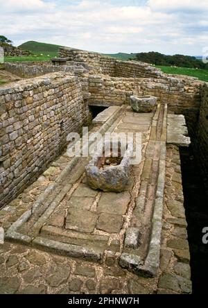 Latrinen, Wasserkanal und südöstlicher Turm an der südöstlichen Ecke der römischen Festung Housesteads, Hadrian's Wall, England, Großbritannien. Stockfoto