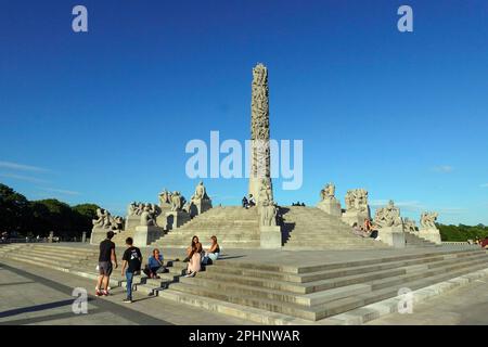 Norwegen, Oslo und der Vigeland Park sind eine der beliebtesten Touristenattraktionen in Norwegen. Es ist der größte Skulpturenpark eines einzelnen Künstlers der Welt, mit Mo Stockfoto