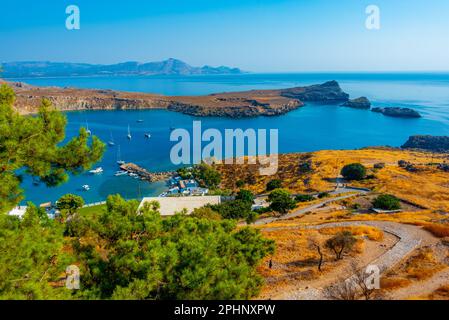 Panoramablick auf den Strand von Lindos auf der griechischen Insel Rhodos. Stockfoto