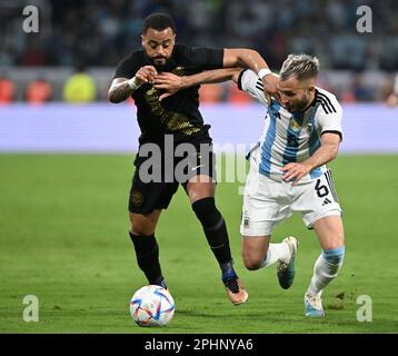 28. März 2023: Mario Kempes Stadion, Córdoba, Argentinien: International Friendly Football, Argentinien gegen Curacao: Germán Pezzella aus Argentinien fordert Brandley Kuwas aus Curacao heraus Stockfoto