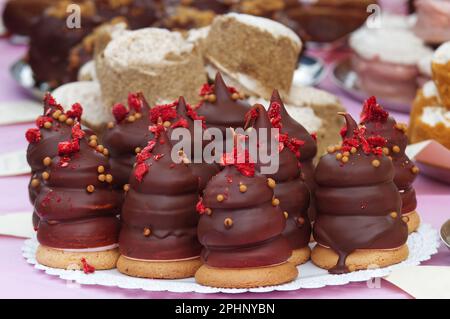 Tablett mit Desserts namens Indianer auf dem Süßwarentisch auf dem Bauernmarkt in Prag Stockfoto