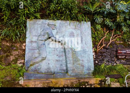 Bronze Releif mit dem berühmten Carreiros do Monte Rodelschlitten. Monte, Funchal, Madeira, Portugal Stockfoto