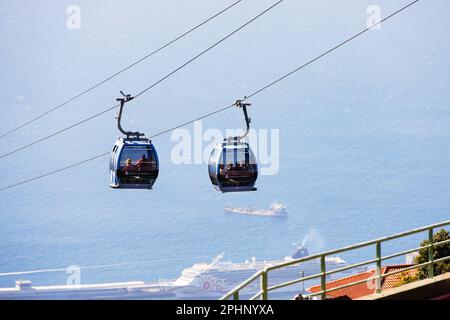 Touristen fahren mit der Seilbahn Teleferico do Funchal von Monte nach Funchal, Madeira, Portugal Stockfoto