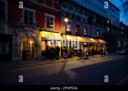 Seven Stars Pub in der Carey Street im Zentrum von London März 2023 das Seven Stars ist ein denkmalgeschütztes öffentliches Haus der Kategorie II in der Carey Street 53-54, Holborn, London. Es Stockfoto