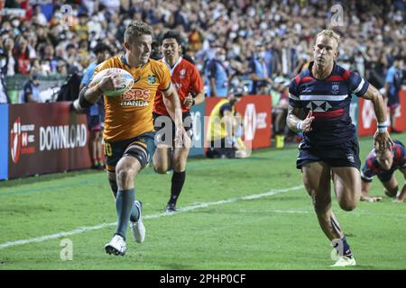 ***NUR FÜR NICHTKOMMERZIELLE ZWECKE*** Hong KongHH Max Woodward (R) verfolgt AustraliaHH Nick Malouf am 1. Tag im Cathay Pacific/HSBC Hong Kong Sevens, Hong Kong Stadium, 04. November 2022. 04NOV22 SCMP/K. Y. CHENG Stockfoto