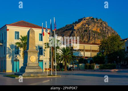 Blick auf den Filellinon-Platz bei Sonnenuntergang in der griechischen Stadt Nafplio. Stockfoto