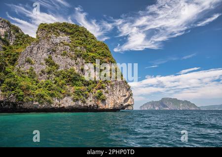 Blick auf die tropischen Inseln mit loceanblauem Meerwasser auf den Phi Phi Inseln, die Naturlandschaft von Krabi Thailand Stockfoto