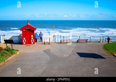 Die obere Haltestelle der Saltburn Cliff Seilbahn mit einem Mann und einer Frau, die auf die Pier Seilbahn schauen, ist wegen Wartungsarbeiten geschlossen Stockfoto