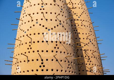 Nahaufnahme von zwei der Taubentürme, Katara Kulturdorf, Doha, Katar Stockfoto