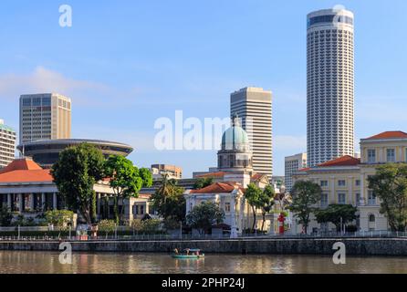 Blick über den Singapore River in Richtung des Asian Civilisations Museum und der National Gallery, Singapur Stockfoto