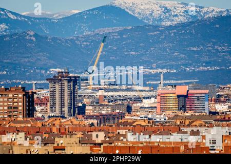 Madrid, Spanien - 12. Januar 2022: Atemberaubender Blick auf die spanische Hauptstadt vor der herrlichen Kulisse der schneebedeckten Bergkette. Telephot Stockfoto