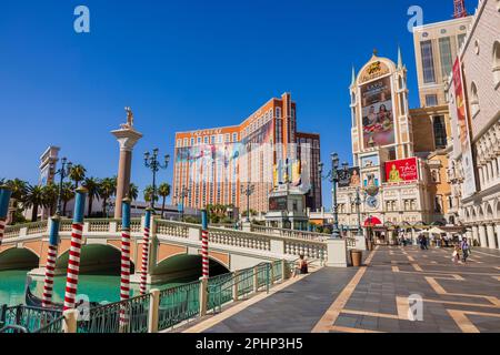 Schöner Blick auf das Treasure Island Casino Hotel am sonnigen Sommertag mit dem Gebiet des venezianischen Hotels med Kunstkanal. USA. In Las Vegas. Stockfoto