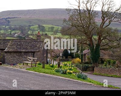 Oben auf der High Street in Richtung Pendle Hill Downham, Lancashire - Historic County Palatine, Großbritannien, Stockfoto