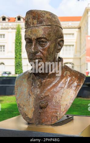 Bronzestatue des indischen Premierministers Jawaharlal Nehru (1889-1964), vor dem Museum der asiatischen Zivilisationen, Singapur Stockfoto