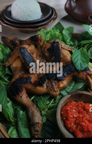 Gegrilltes Hähnchen mit Chilisauce und Basilikumblättern Stockfoto
