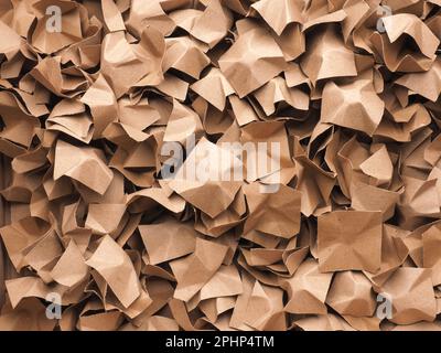 Umweltfreundliches Verpackungsmaterial aus recyceltem Altpapier zum Schutz der Waren vor Schäden durch Einsatz als Hintergrund oder Kopfzeile, zum Schutz der Umwelt Stockfoto