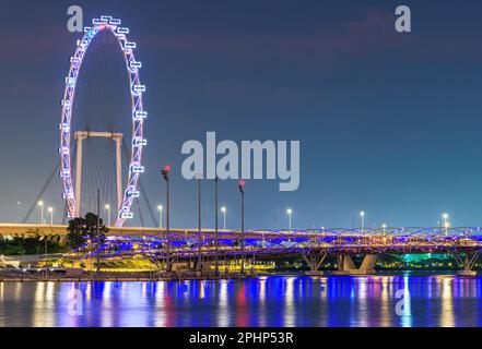 Der Singapore Flyer bei Nacht, Marina Bay, Singapur Stockfoto