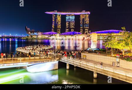 Abendlicher Blick auf Marina Bay, Singapur Stockfoto