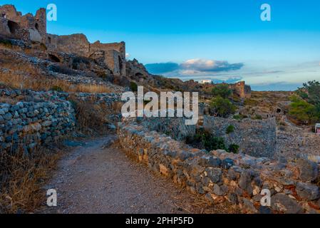 Blick auf den Sonnenuntergang über die Ruinen der Burg Monemvasia in Griechenland. Stockfoto