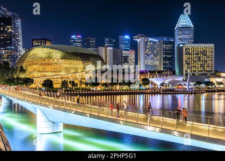 Jubilee Bridge und Konzerthalle bei Nacht, Singapur Stockfoto