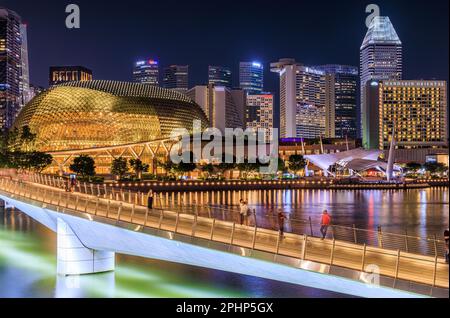 Jubilee Bridge und Konzerthalle bei Nacht, Singapur Stockfoto