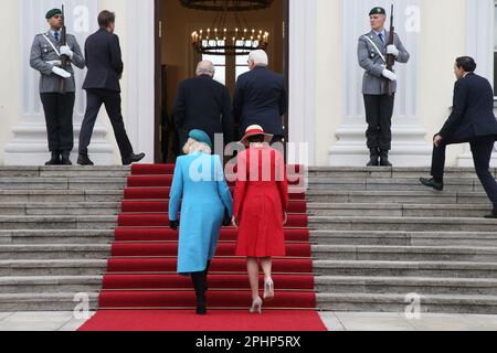 Berlin, Deutschland. 29. März 2023. König Karl III. Und königliche Frau Camilla betreten Schloss Bellevue mit dem deutschen Präsidenten Frank-Walter Steinmeier (oben rechts) und seiner Frau Elke Büdenbender (unten rechts). Vor seiner Krönung im Mai 2023 werden der britische König und die königliche Ehefrau Deutschland für drei Tage besuchen. Kredit: Wolfgang Kumm/dpa/Alamy Live News Stockfoto
