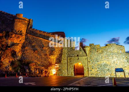 Blick auf den Sonnenaufgang auf ein antikes Tor zur Stadt Monemvasia in Griechenland. Stockfoto
