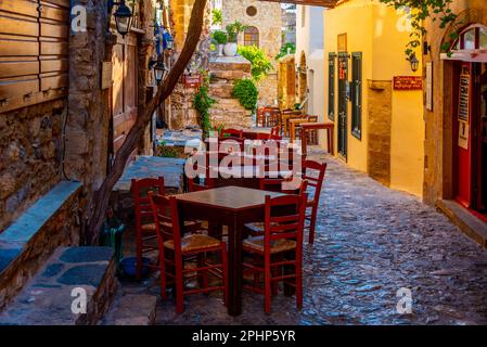 Monemvasia, Griechenland, 6. September 2022: Steinstraße der historischen Stadt Monemvasia in Griechenland. Stockfoto