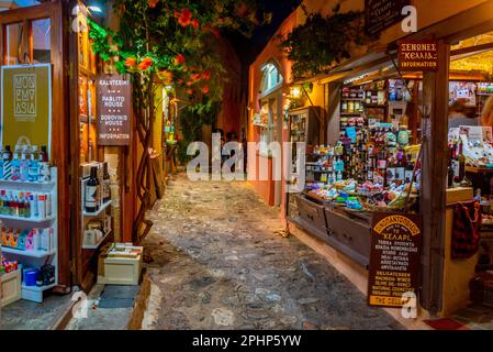 Monemvasia, Griechenland, 5. September 2022: Steinstraße der historischen Stadt Monemvasia in Griechenland. Stockfoto