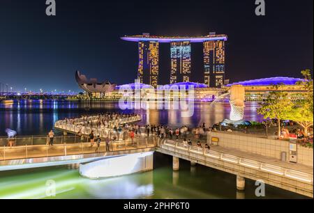 Abendlicher Blick auf Marina Bay, Singapur Stockfoto