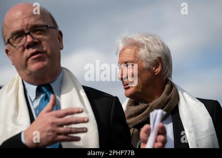 Washington, USA. 28. März 2023. Schauspieler Richard Gere nimmt an einer Pressekonferenz über Tibet mit parteiübergreifenden Gesetzgebern und Aktivisten in den USA Teil Capitol, in Washington, DC, am Dienstag, den 28. März, 2023. (Graeme Sloan/Sipa USA) Kredit: SIPA USA/Alamy Live News Stockfoto