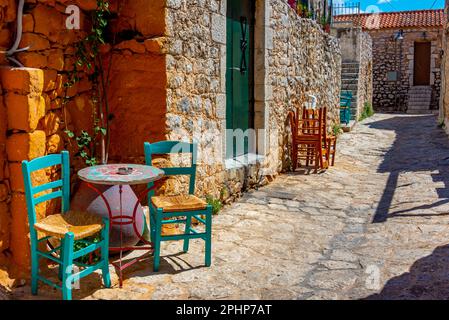 Stühle und Tische vor einem griechischen Haus in der griechischen Stadt Areopoli. Stockfoto