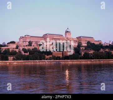 Ungarn. Budapest. Blick auf die Donau und das Budaer Schloss. Stockfoto