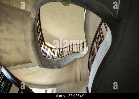 Alte Steintreppe an einem verlassenen Ort mit Blick nach oben Stockfoto