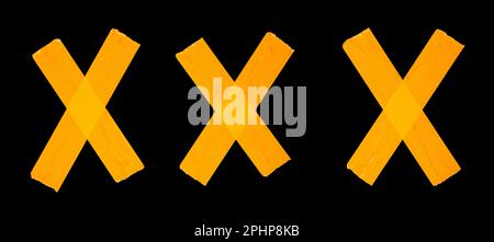 Ein Satz von Teilen eines orangefarbenen Abdeckbands, isoliert auf schwarzem Hintergrund Stockfoto