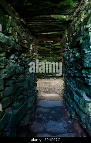 Eingang im Inneren von Unstan Cairn, Orkney Isles Stockfoto