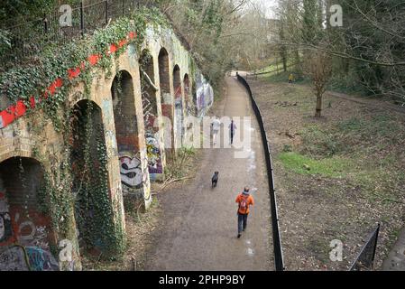 Der Parkland Walk ist das längste lineare Naturschutzgebiet in London (4km km), entlang der ehemaligen Eisenbahnlinie, die den Finsbury Park mit dem Alexandra Palace verbindet Stockfoto