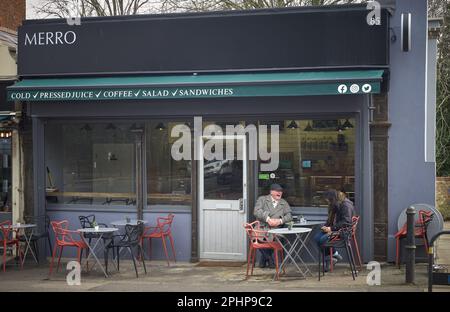 Merro Café und Lebensmittelgeschäft in Crouch End, London Borough of Haringey, England, Großbritannien. Stockfoto