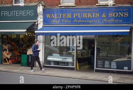 Walter Purkis & Sons Fishmongers & Poulterers, The Broadway, Crouch End, London Borough of Haringey, England, Großbritannien. Stockfoto