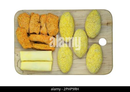 Hausgemachte Halbfertigerzeugnisse auf Holzbrettern. Gefrorene Schnitzel, Pfannkuchen, Nuggets. Zubereitungen aus hausgemachter Nahrung. Stockfoto