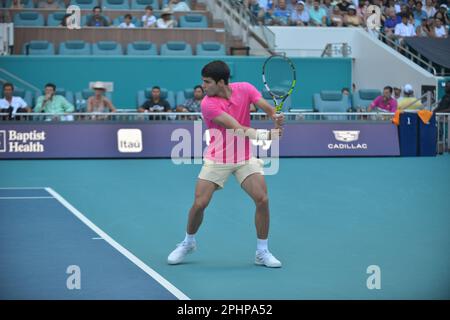 Miami Gardens, USA. 28. März 2023. MIAMI GARDENS, FLORIDA - MÄRZ 28: Carlos Alcaraz (ESP) gegen Tommy Paul (USA) während der Miami Open präsentiert von Itaú im Hard Rock Stadium am 28. März 2023 in Miami Gardens, Florida. (Foto: JL/Sipa USA) Guthaben: SIPA USA/Alamy Live News Stockfoto