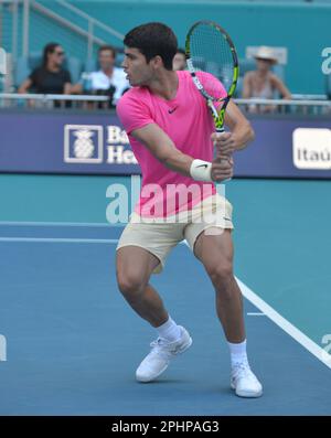 Miami Gardens, USA. 28. März 2023. MIAMI GARDENS, FLORIDA - MÄRZ 28: Carlos Alcaraz (ESP) gegen Tommy Paul (USA) während der Miami Open präsentiert von Itaú im Hard Rock Stadium am 28. März 2023 in Miami Gardens, Florida. (Foto: JL/Sipa USA) Guthaben: SIPA USA/Alamy Live News Stockfoto