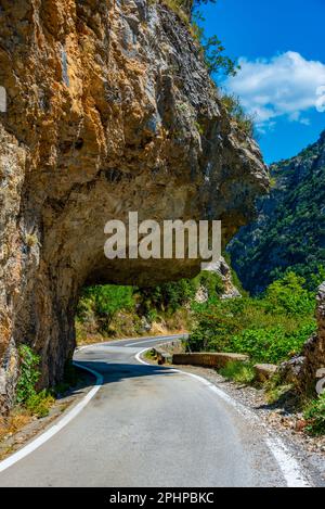 Tunnel an einer Straße, die durch den Langada-Pass in Griechenland führt. Stockfoto