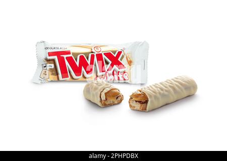 CHISINAU, MOLDAWIEN - 12. MÄRZ 2023: Weiße Twix-Karamell-Shortbread-Schokolade isoliert auf weißem Hintergrund. Twix ist eine Marke amerikanischer Unternehmen Stockfoto