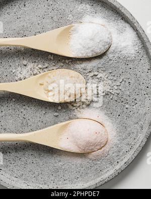 Drei Arten Meersalz in Holzlöffeln. Stockfoto